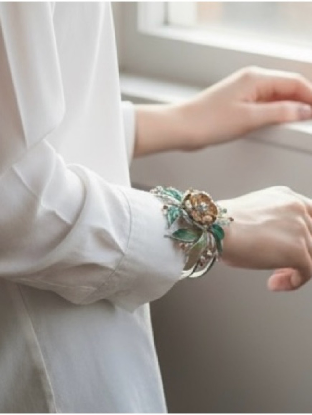 Floral Green and Gold Bracelet - Picture 6 of 10
